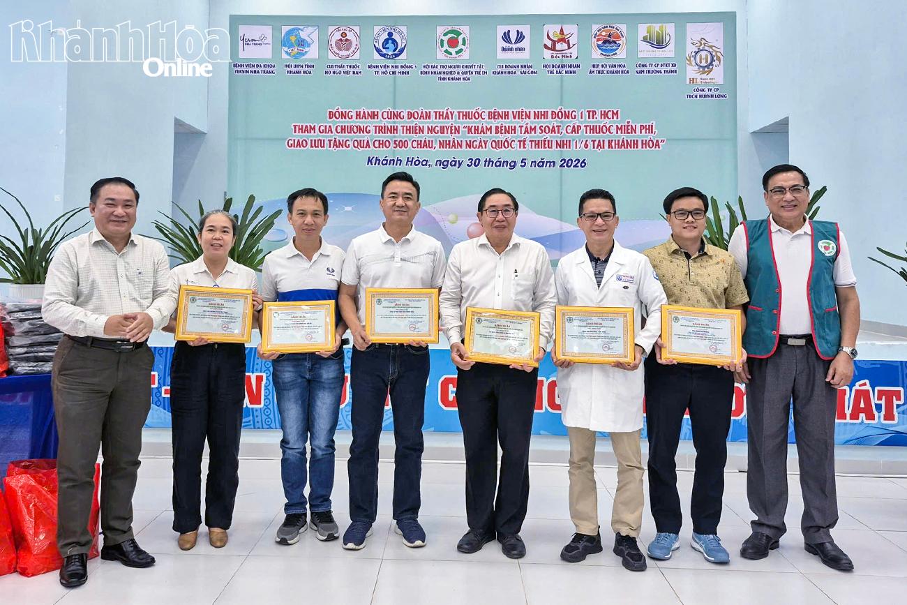 Lãnh đạo Sở Y tế trao bảng tri ân cho các cá nhân, đơn vị đồng hành với chương trình.