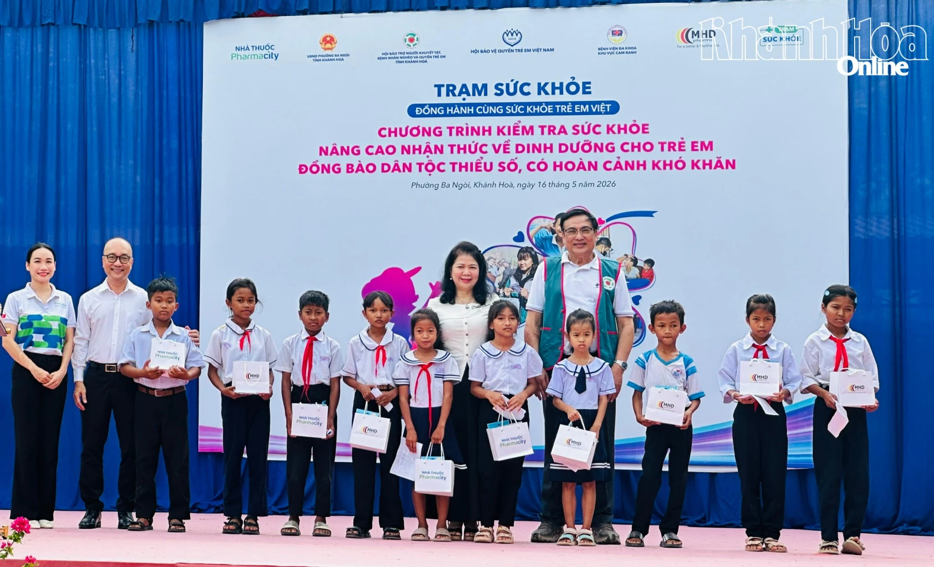 Trao  tặng  quà  cho  các  em học sinh
