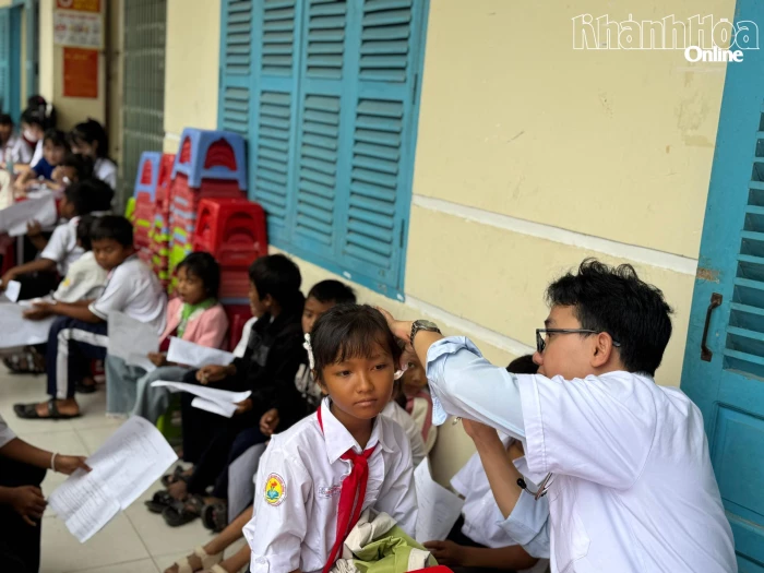 Khám bệnh, cấp phát thuốc miễn phí cho 300 học sinh phường Ba Ngòi