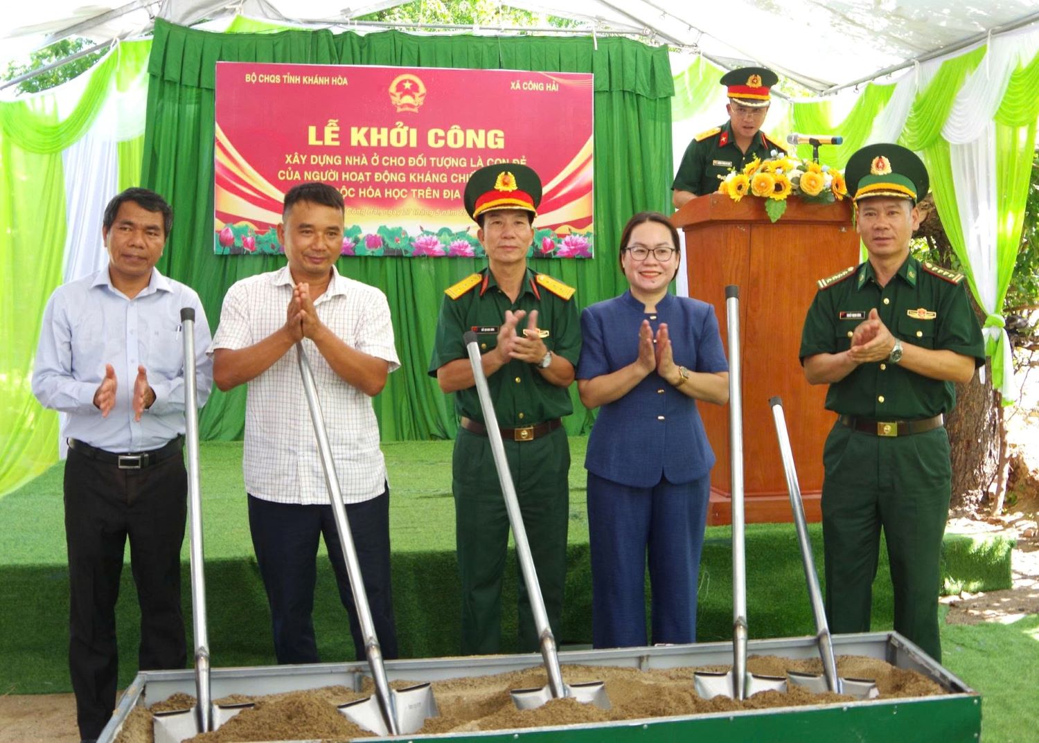 Các đại biểu thực hiện nghi thức tại lễ khởi công.