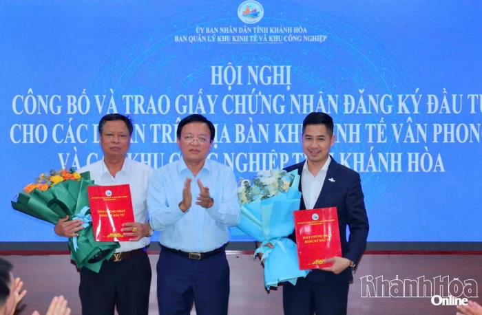 Trao giấy chứng nhận đầu tư cho các dự án ở Khu Kinh tế Vân Phong và các khu công nghiệp tỉnh