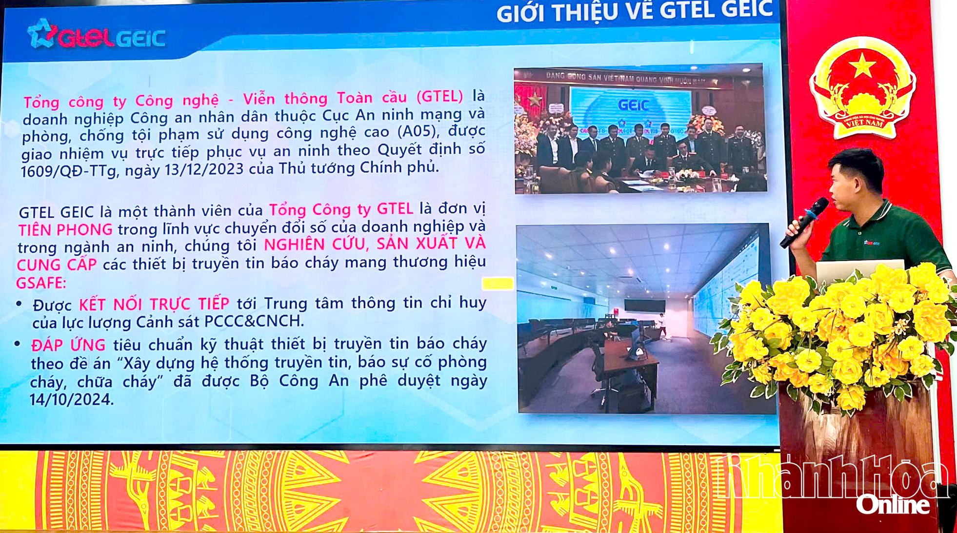 Các đại biểu được hướng dẫn lắp đặt thiết bị truyền tin báo cháy.