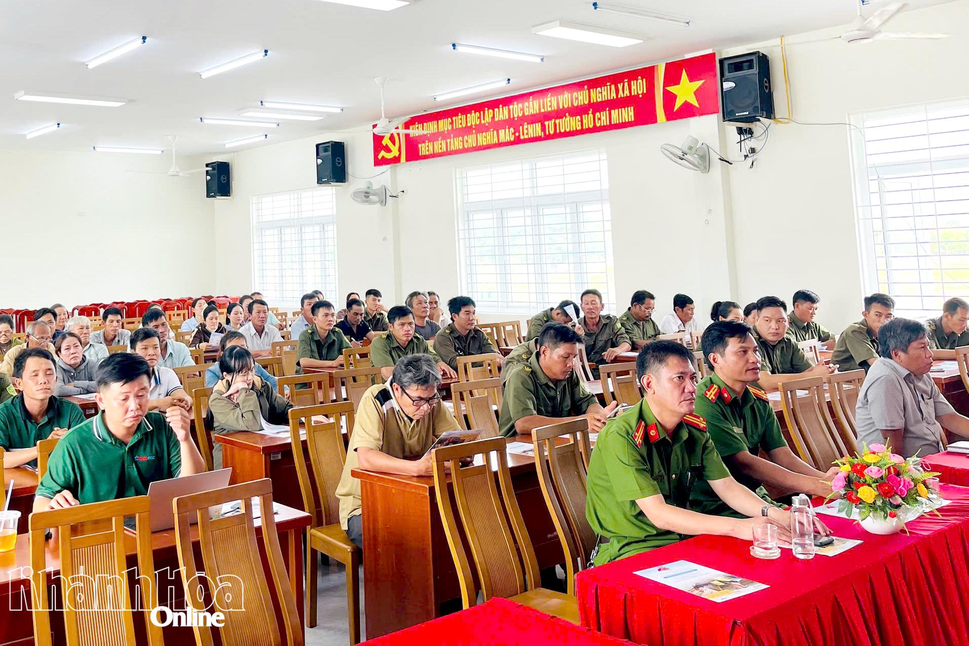 Các đại biểu tham dự hội nghị.
