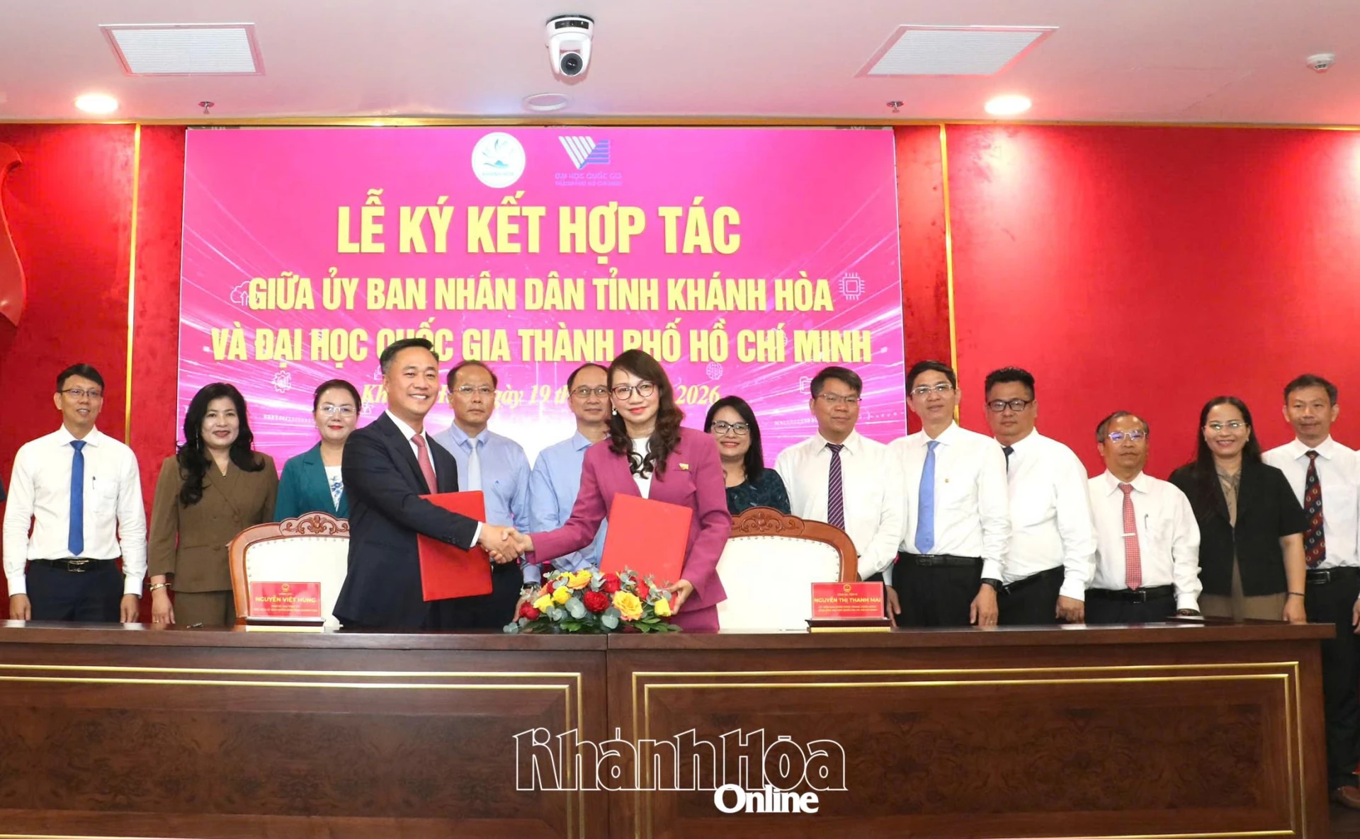 Lãnh đạo hai bên chúc mừng lễ ký kết hợp tác thành công.