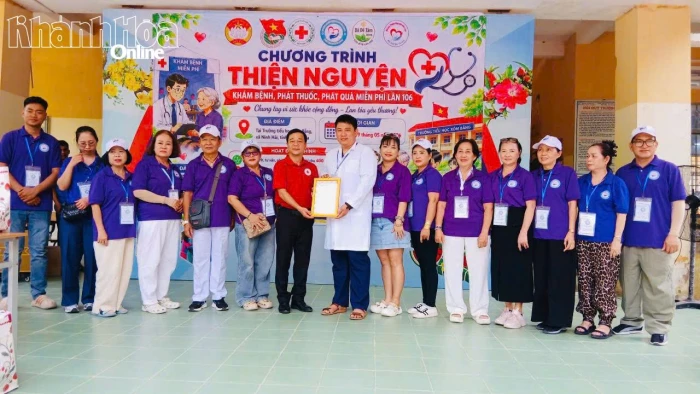 Khám bệnh, cấp thuốc miễn phí cho 400 người dân xã Ninh Hải