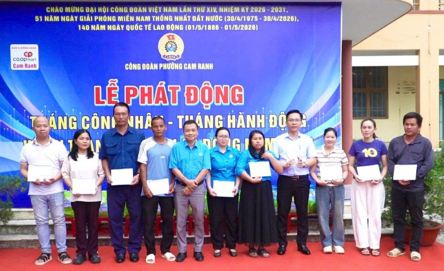 Lãnh đạo Liên đoàn Lao động tỉnh và phường Cam Ranh trao quà hỗ trợ cho đoàn viên, người lao động.