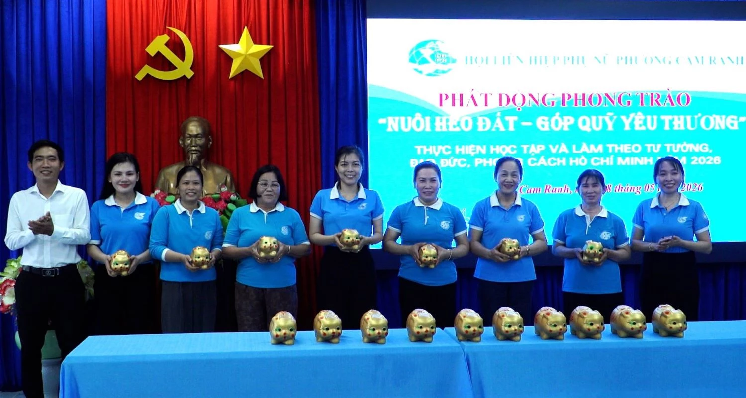 Lãnh đạo Ủy ban MTTQ Việt Nam và Hội  Liên hiệp phụ nữ phường Cam Ranh trao heo đất cho các chi hội phụ nữ.