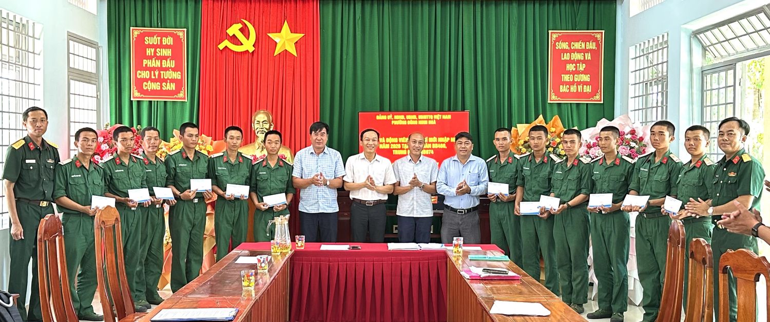 Lãnh đạo phường Đông Ninh Hòa thăm chiến sĩ mới tại Tiểu đoàn 460.
