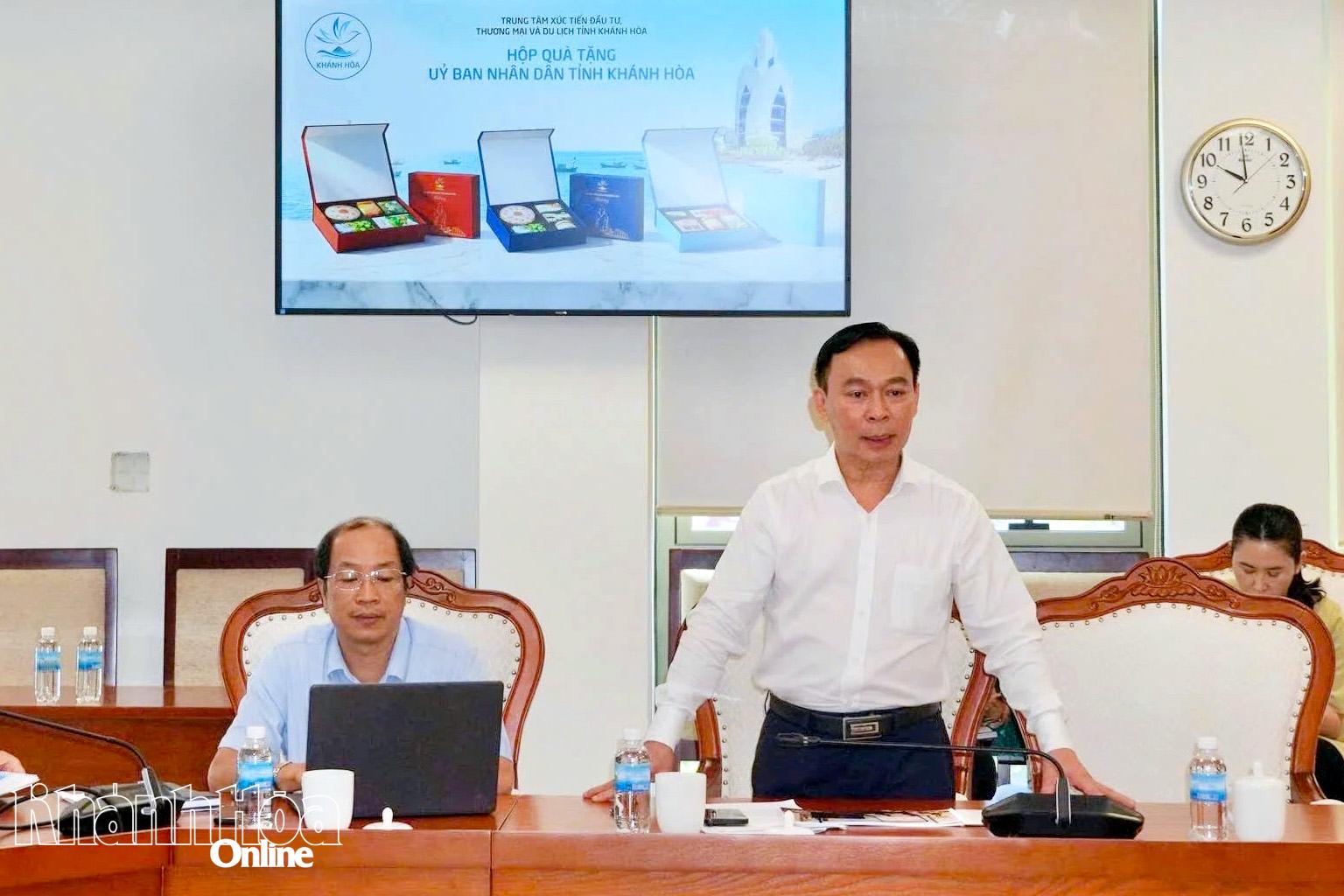 Lãnh đạo Trung tâm Xúc tiến Đầu tư, Thương mại và Du lịch tỉnh báo cáo mẫu quà tặng.