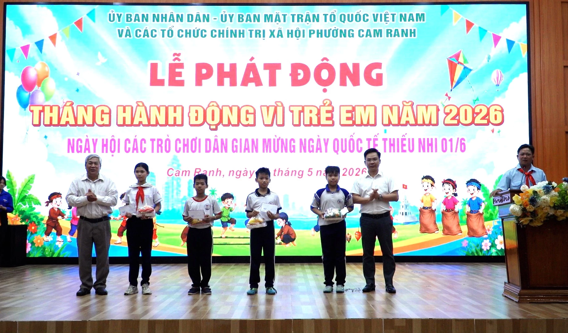 Lãnh đạo UBND phường trao giải thưởng và quà cho các trường đạt giải tham gia các trò chơi dân gian.