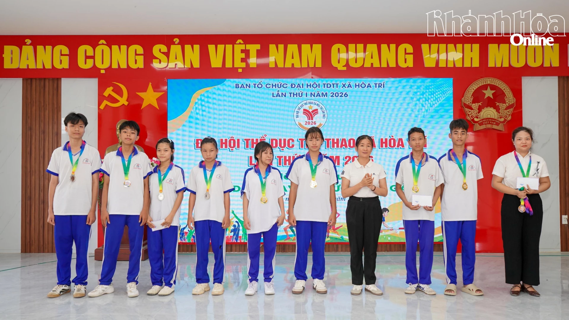 Lãnh đạo UBND xã Hòa Trí trao huy chương cho các đoàn đoạt giải.