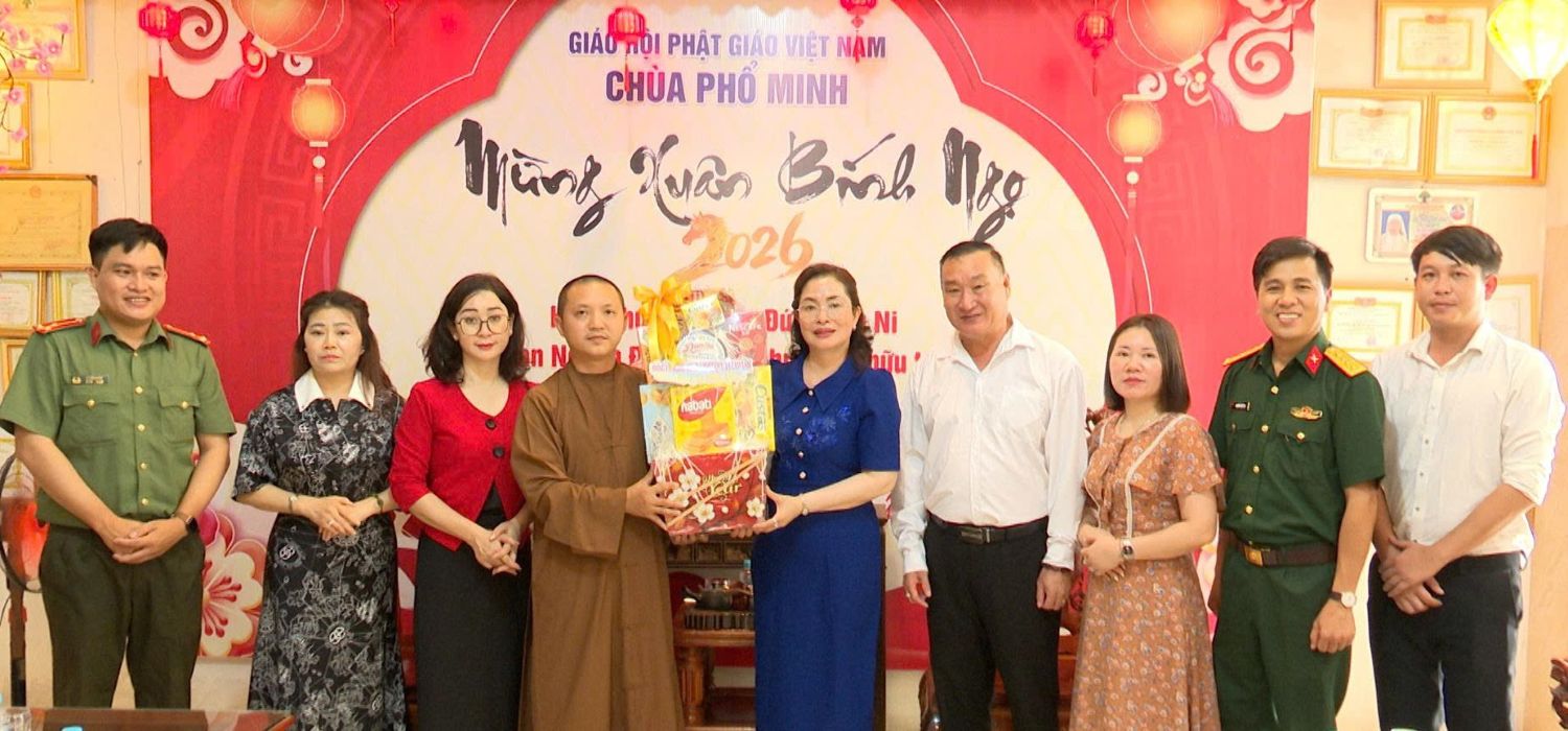 Lãnh đạo xã Cam Lâm thăm, chúc mừng chùa Phổ Minh.