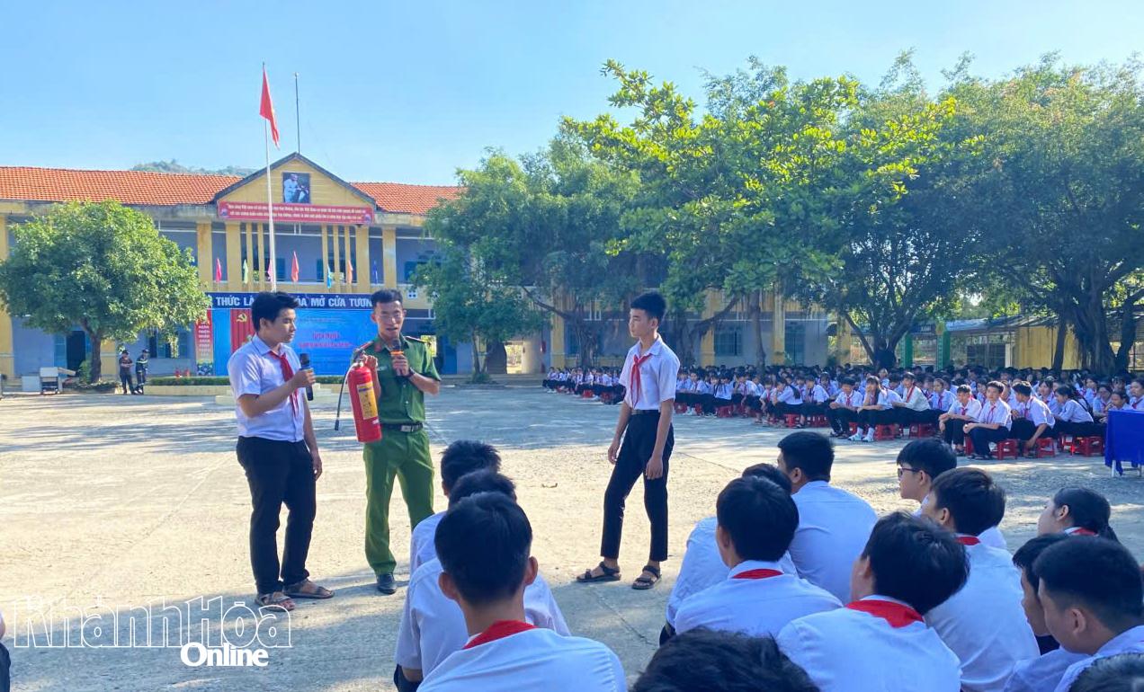Các em học sinh Trường THCS Lý Thường Kiệt tham gia sôi nổi phần hỏi đáp liên quan đến kỹ năng thoát nạn.