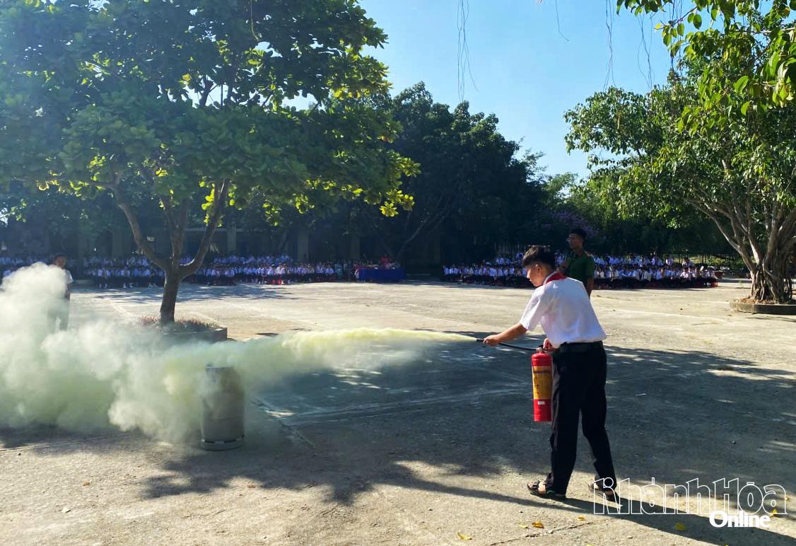 Học sinh Trường THCS Lý Thường Kiệt được trải nghiệm kỹ năng dập lửa bằng bình chữa cháy xách tay.