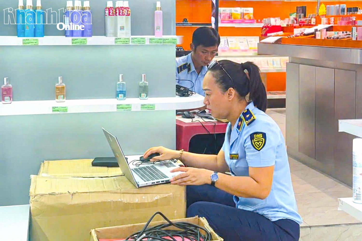 Lực lượng quản lý thị trường kiểm tra hàng hóa, dược phẩm tại một cửa hàng trên địa bàn phường Nha Trang.