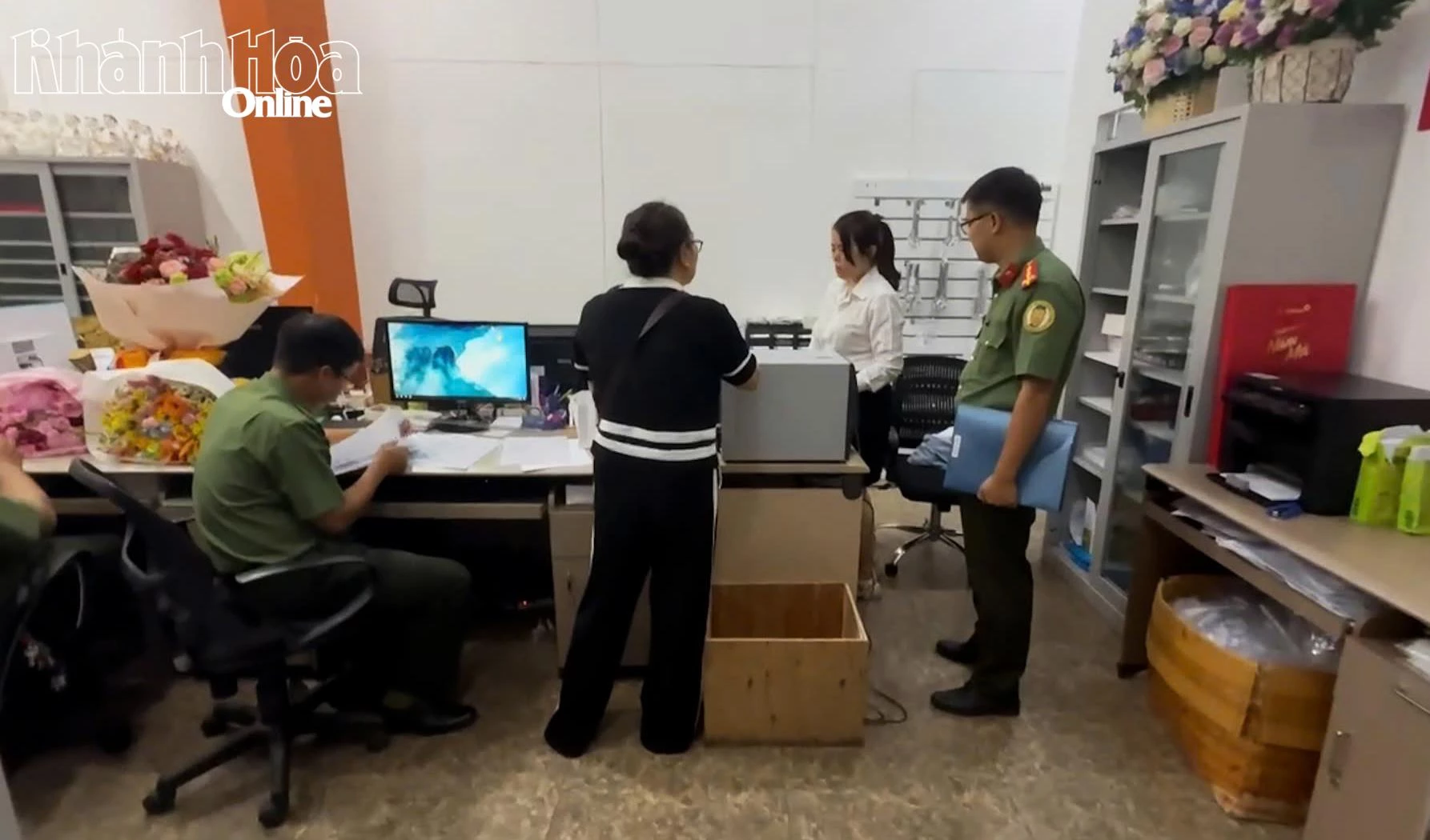 Lực lượng chức năng kiểm tra tại cửa hàng Princess.