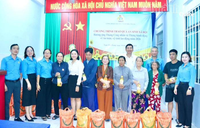 Công đoàn phường Nam Nha Trang tặng 100 suất quà cho người dân có hoàn cảnh khó khăn