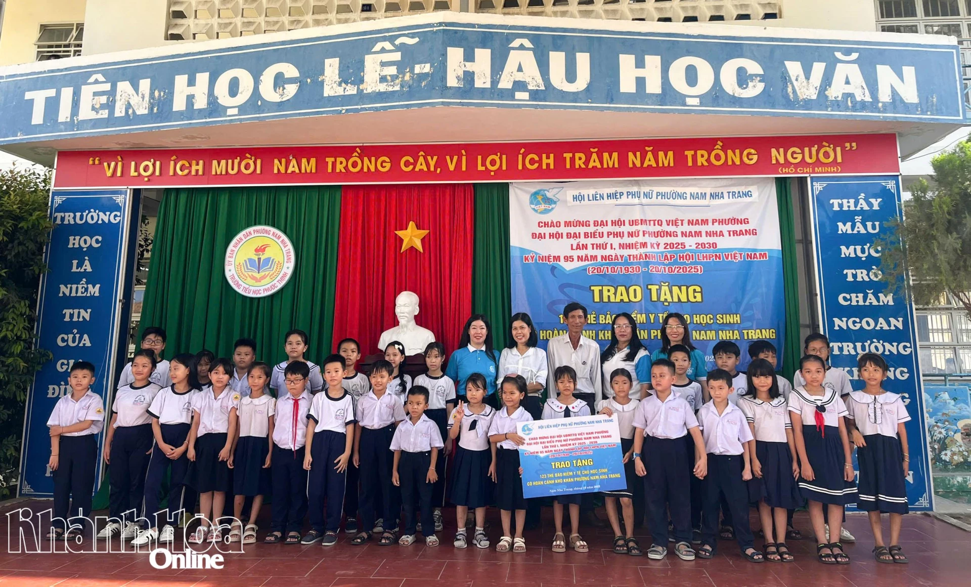 Hội Liên hiệp Phụ nữ phường Nam Nha Trang tặng bảo hiểm y tế cho học sinh.