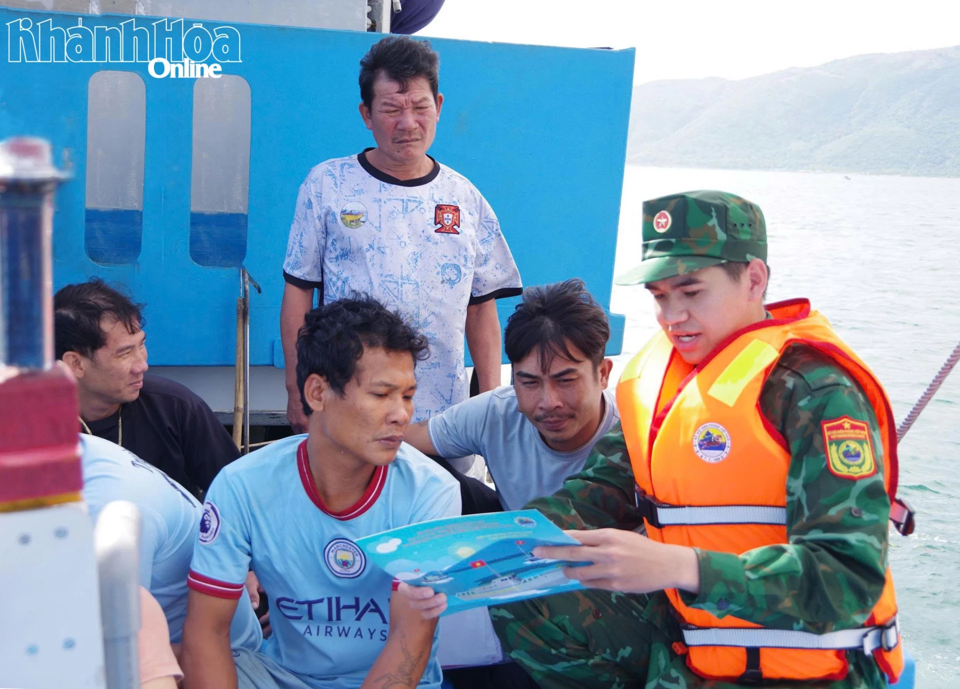Bộ đội biên phòng tuyên truyền pháp luật cho ngư dân Hòn Rớ (phường Nam Nha Trang).
