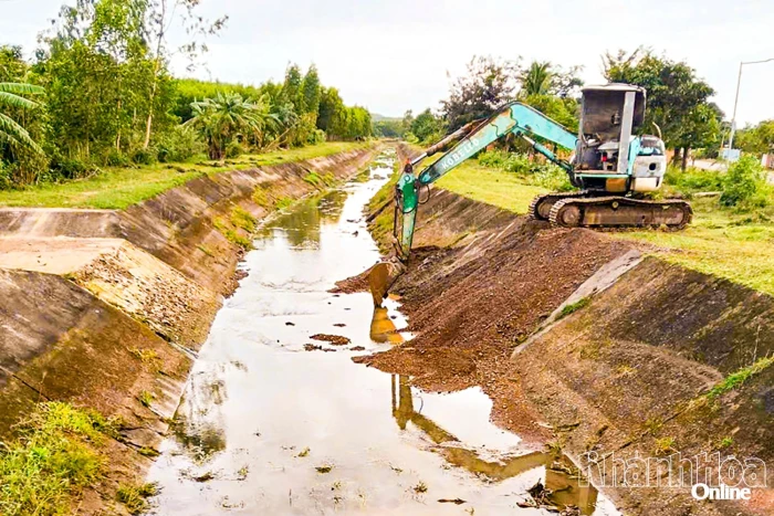 Hệ thống thủy lợi hồ chứa nước Đá Bàn và đập dâng Hòa Huỳnh: Khẩn trương nạo vét, gia cố