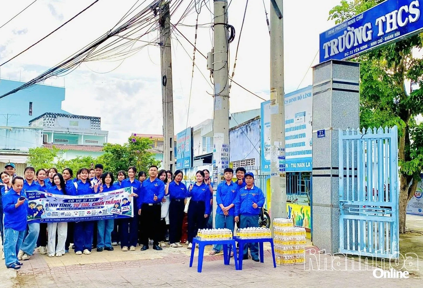 Đoàn phường Ninh Chử tiếp sức mùa thi tại điểm Trường THCS Đinh Bộ Lĩnh.