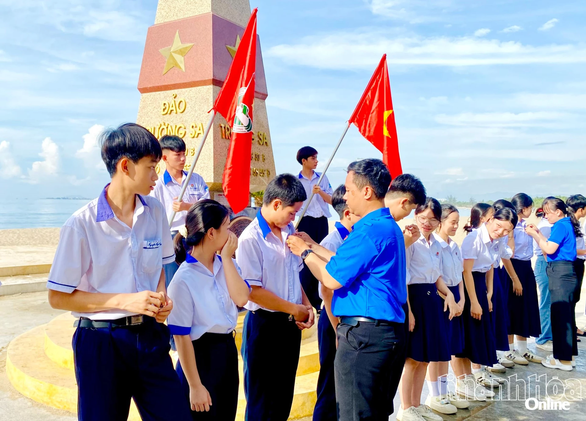 Tổ chức lễ kết nạp Đoàn cho các đội viên ưu tú.