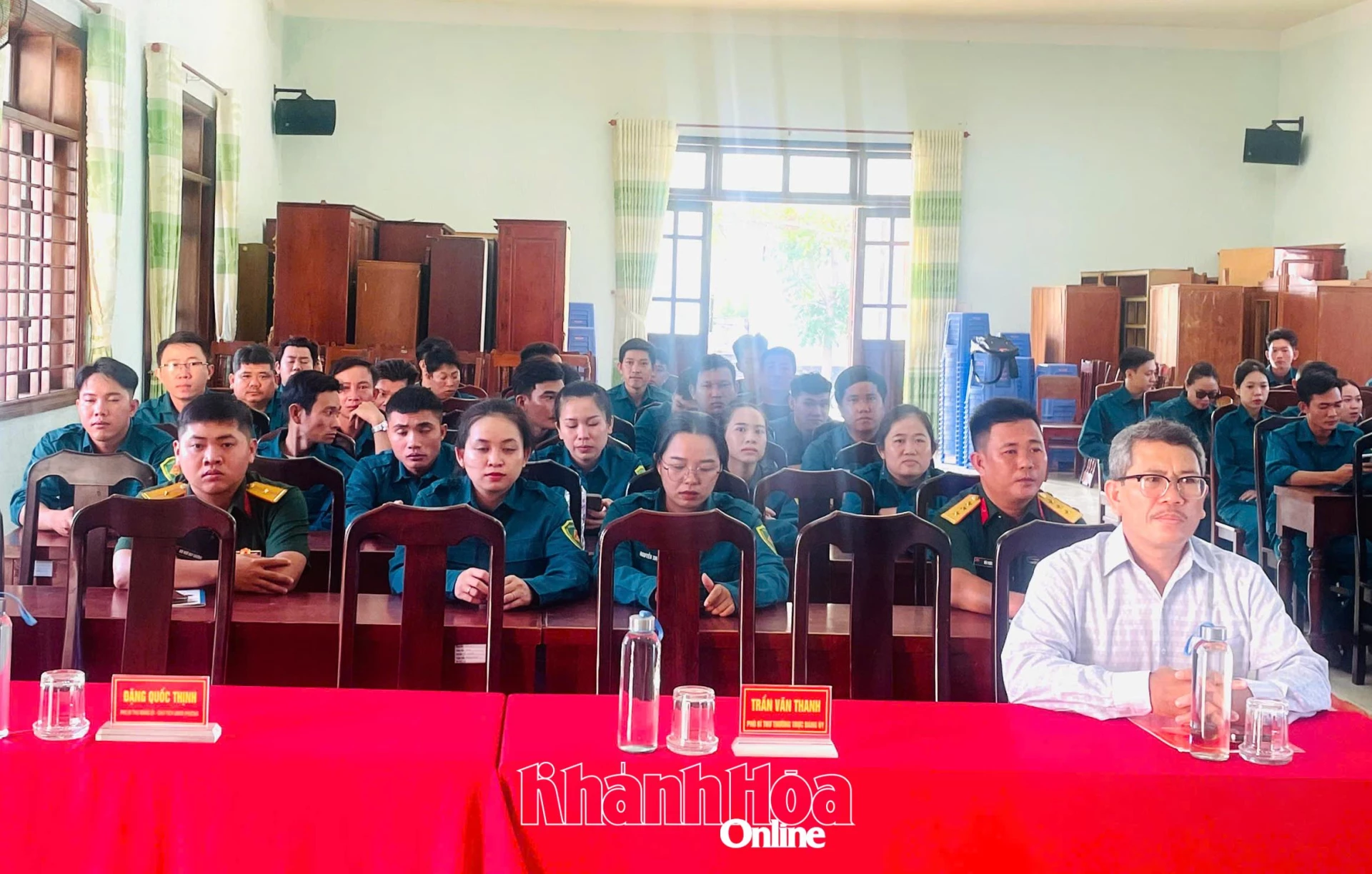 Các đại biểu dự khai mạc.