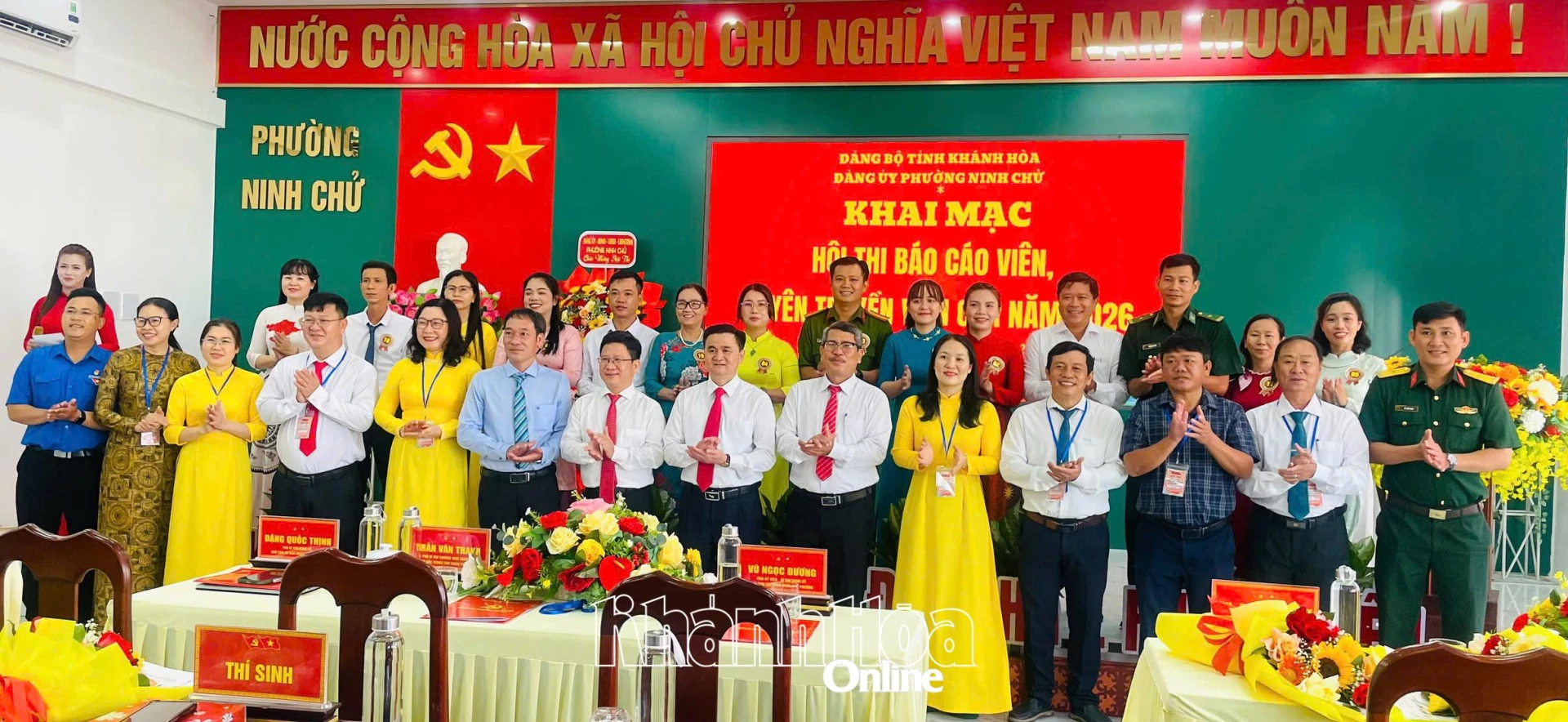 Các đại biểu và thí sinh chụp hình lưu niệm.