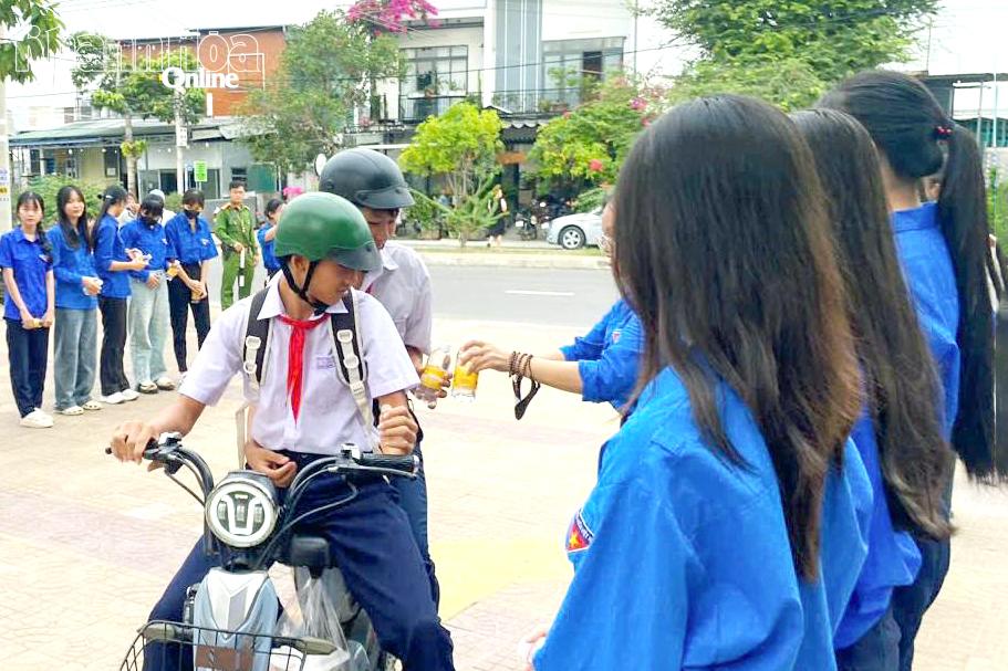 Đoàn viên, thanh niên phường Ninh Chử tặng nước uống cho thí sinh.
