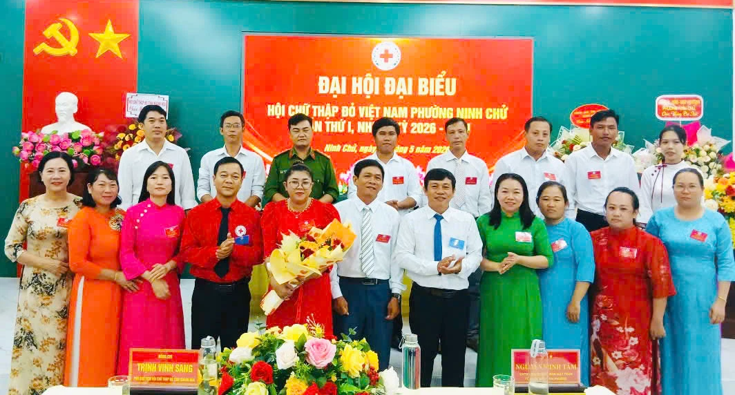 Lãnh đạo Ủy ban MTTQ Việt Nam phường Ninh Chử tặng hoa chúc mừng Ban Chấp hành Hội Chữ thập đỏ phường khóa I.