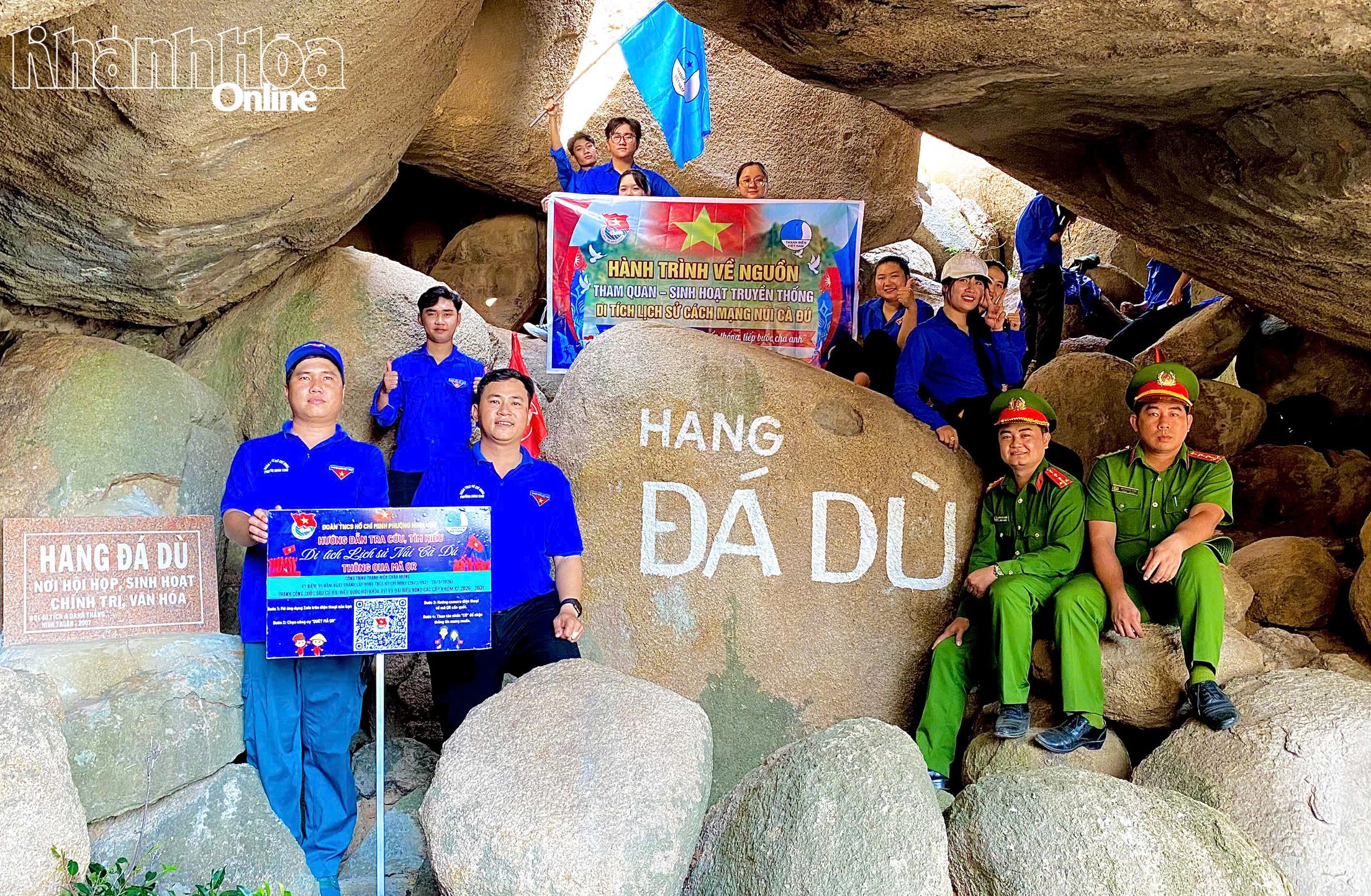 Đoàn phường Ninh Chử gắn bảng mã QR tại Di tích lịch sử núi Cà Đú.