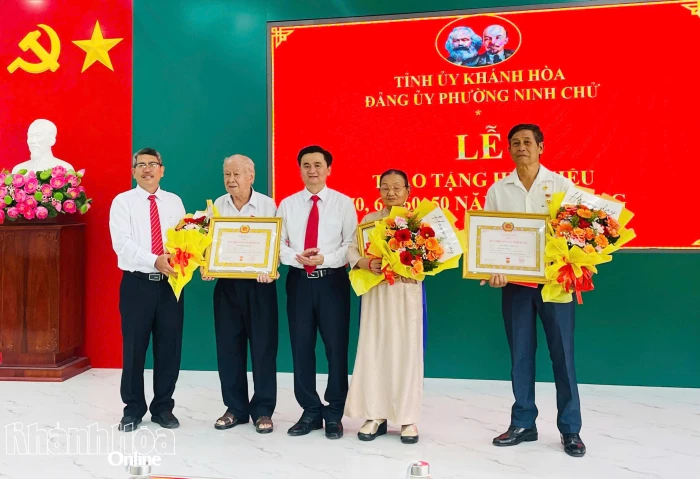 Đảng ủy phường Ninh Chử trao Huy hiệu Đảng cho 3 đảng viên