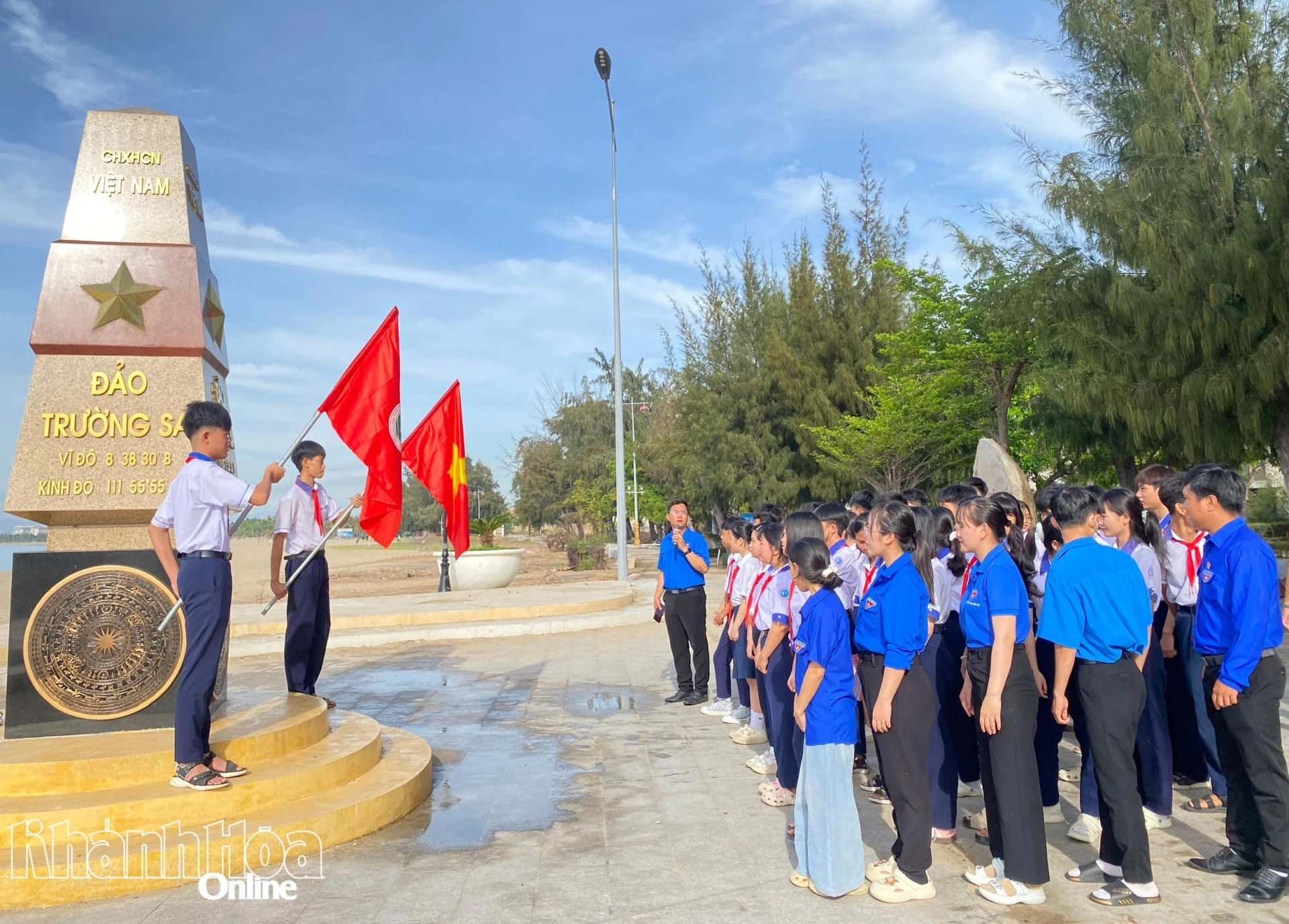 Đoàn phường Ninh Chử tổ chức lễ chào cờ và sinh hoạt chính trị tại biểu trưng cột mốc Trường Sa phường Ninh Chử.