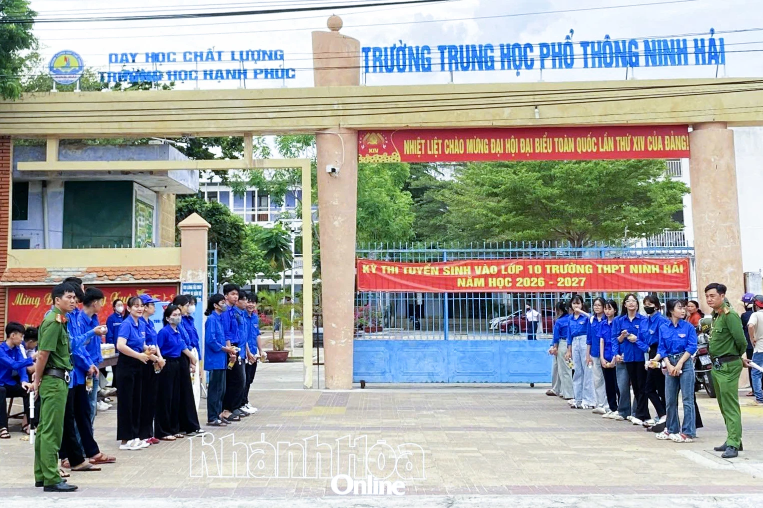 Đoàn phường Ninh Chử tiếp sức mùa thi tại điểm Trường THPT Ninh Hải.
