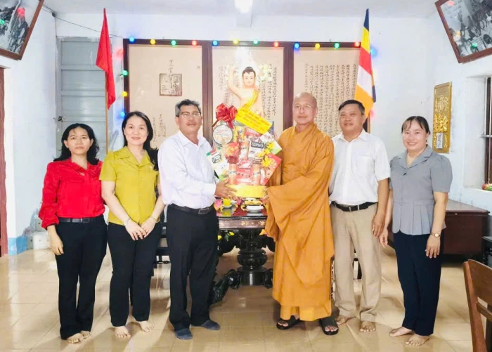 Phường Ninh Chử thăm, tặng quà các cơ sở Phật giáo
