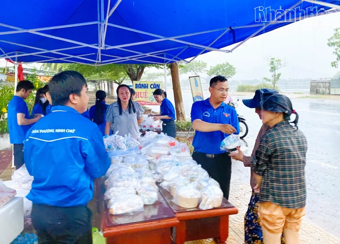 Mặt trận phường Ninh Chử tặng 700 phần ăn cho người dân địa phương