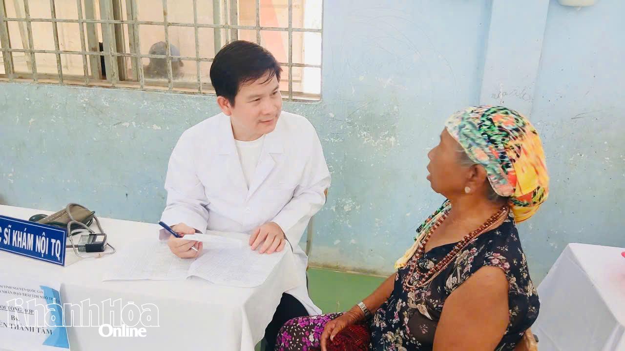 Người dân được đội ngũ bác sĩ chương trình khám bệnh