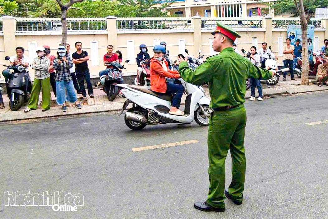 Công an phường Nha Trang tổ chức phân luồng giao thông trên đường Hàn Thuyên, đoạn trước điểm thi Trường THPT Nguyễn Văn Trỗi.