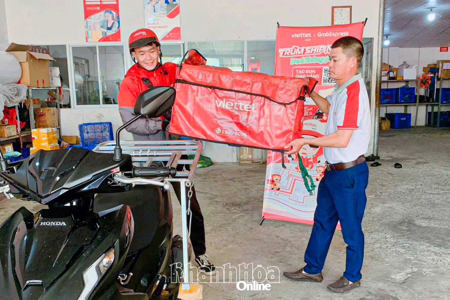 Nhân viên bưu cục Viettel Khánh Hòa chuẩn bị giao đơn hàng cho khách.