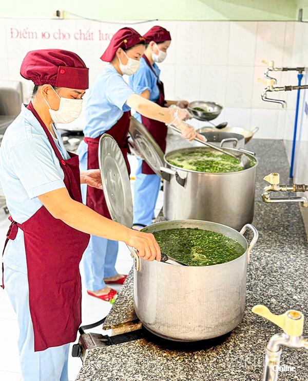 Nhân viên cấp dưỡng Trường Mầm non Lộc Thọ 2 nấu bữa trưa cho trẻ.