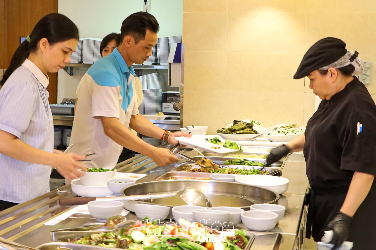 Nhân viên Công ty Cổ phần T.D tham gia Bữa cơm công đoàn theo hình thức buffet.