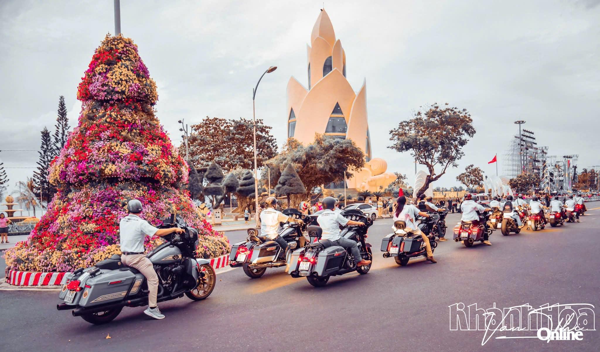 Đoàn diễu hành của H-D Nha Trang.