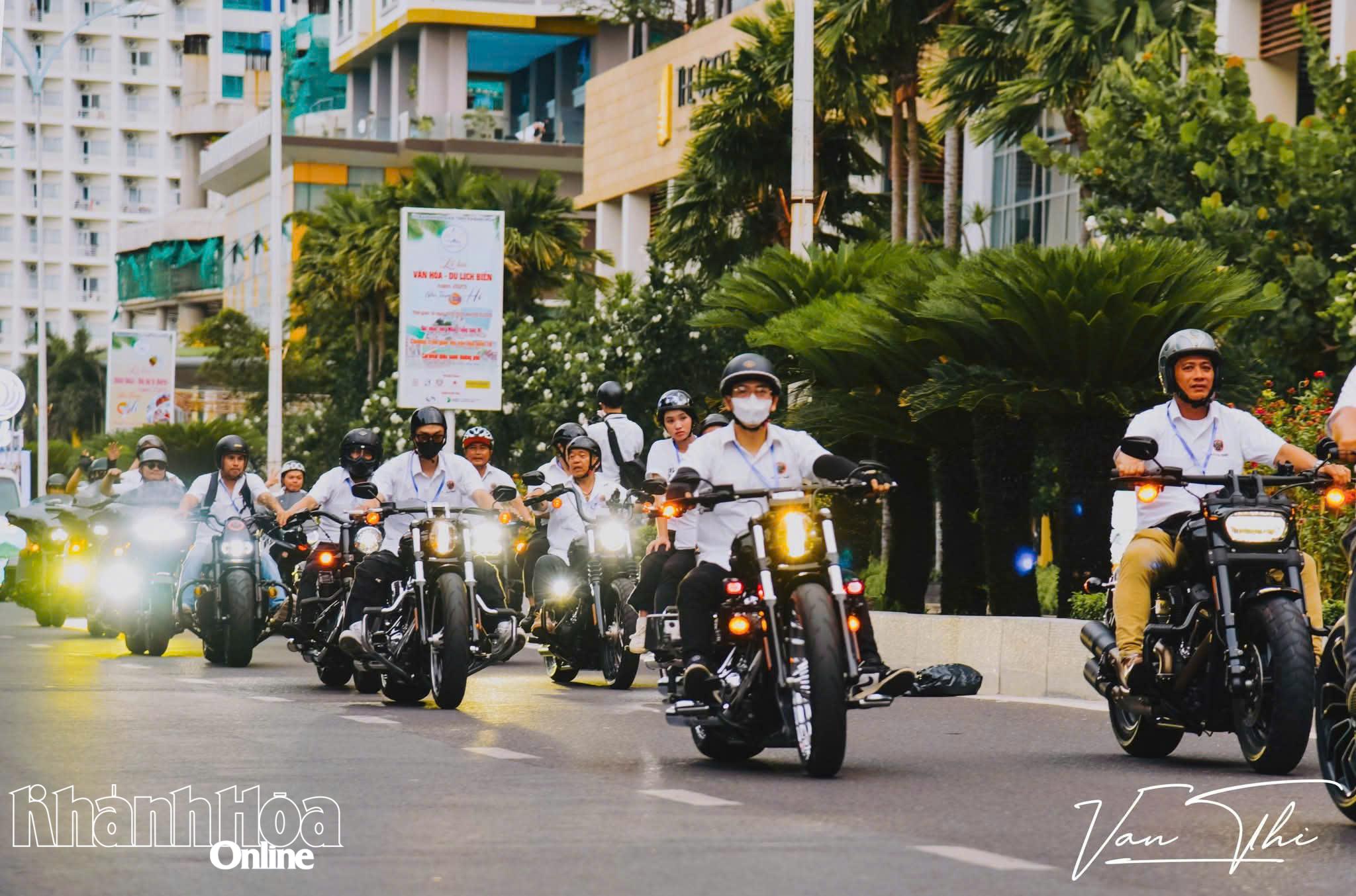 H-D Nha Trang di chuyển trên tuyến đường ở Nha Trang.