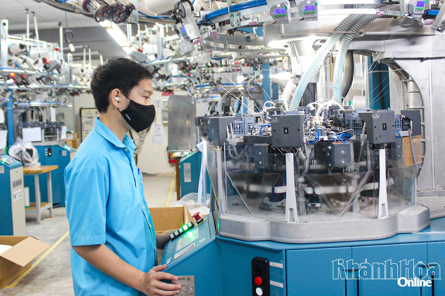 Nhiều doanh nghiệp tại Khu Công nghiệp Suối Dầu đầu tư máy móc sản xuất hiện đại, đảm bảo an toàn cho người lao động.