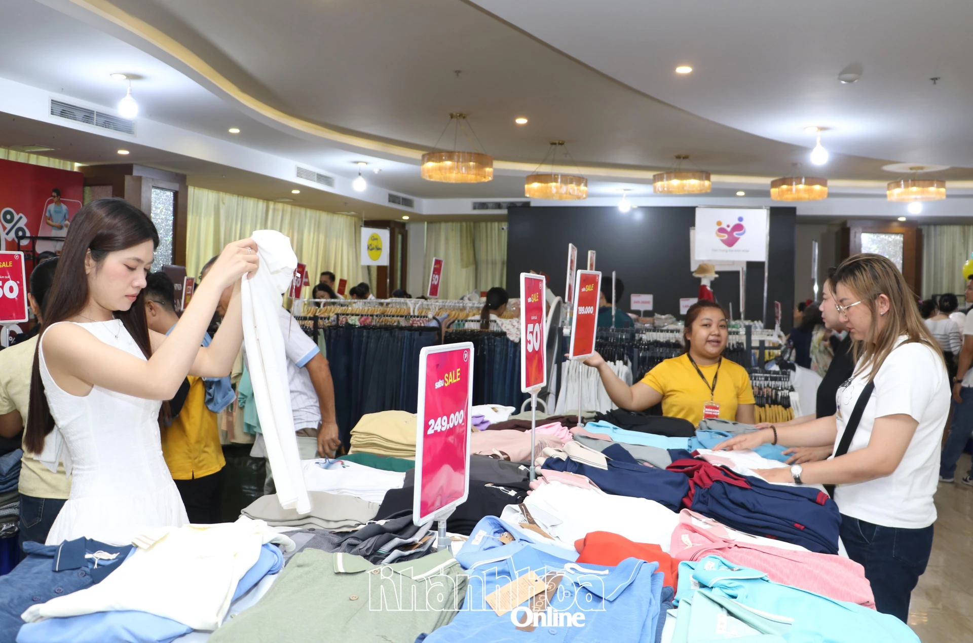 Nhiều du khách tham quan, mua sắm tại chương trình.
