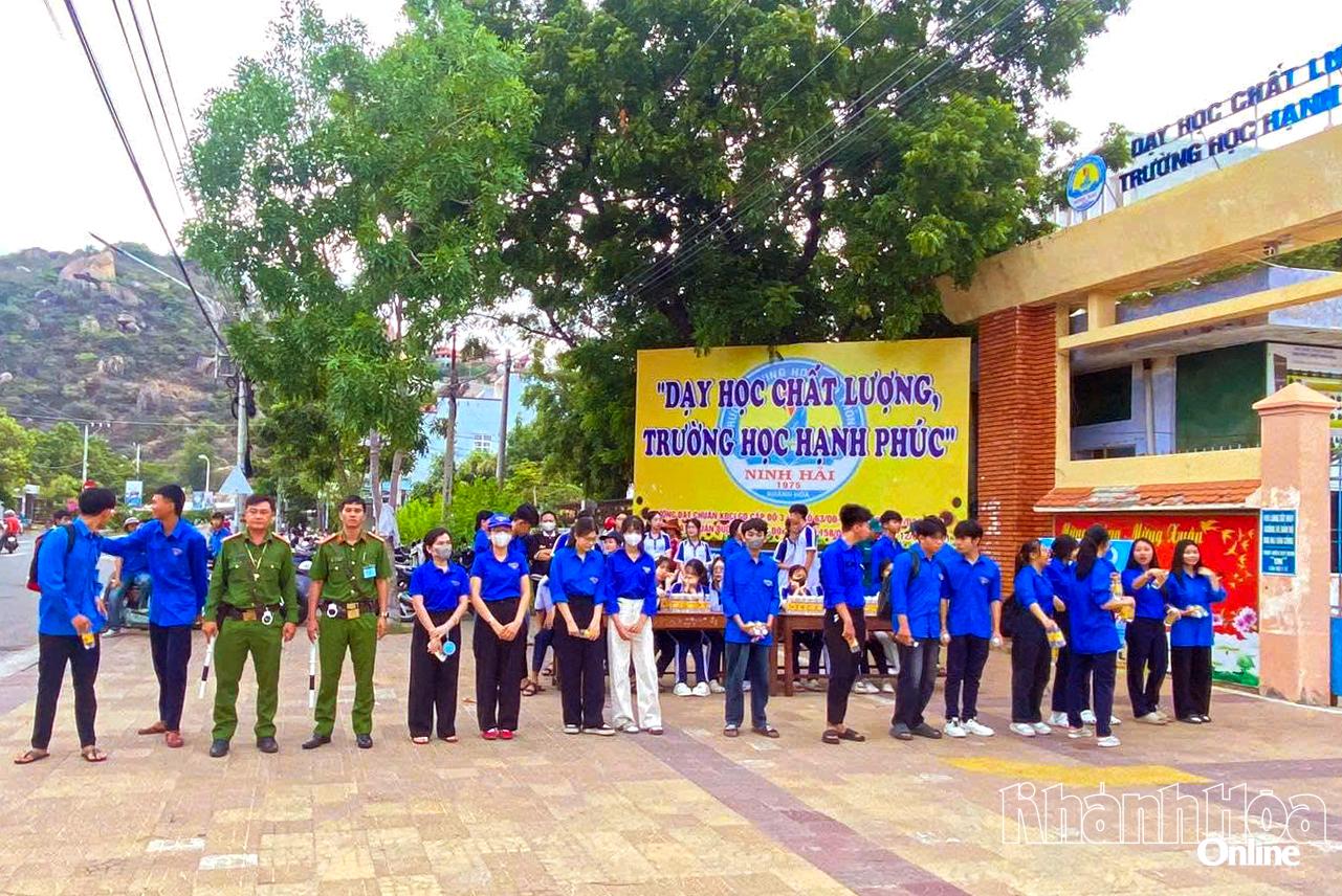 Công an phường Ninh Chử đảm bảo an ninh, trật tự tại điểm thi Trường THPT Ninh Hải.