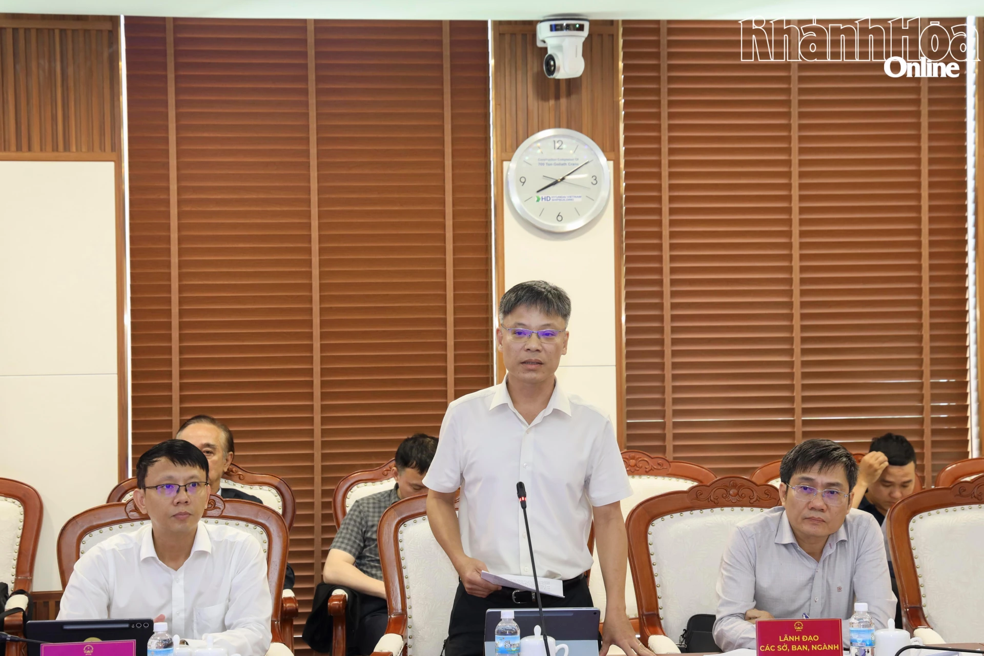 Lãnh đạo Sở Xây dựng báo cáo tại cuộc họp.