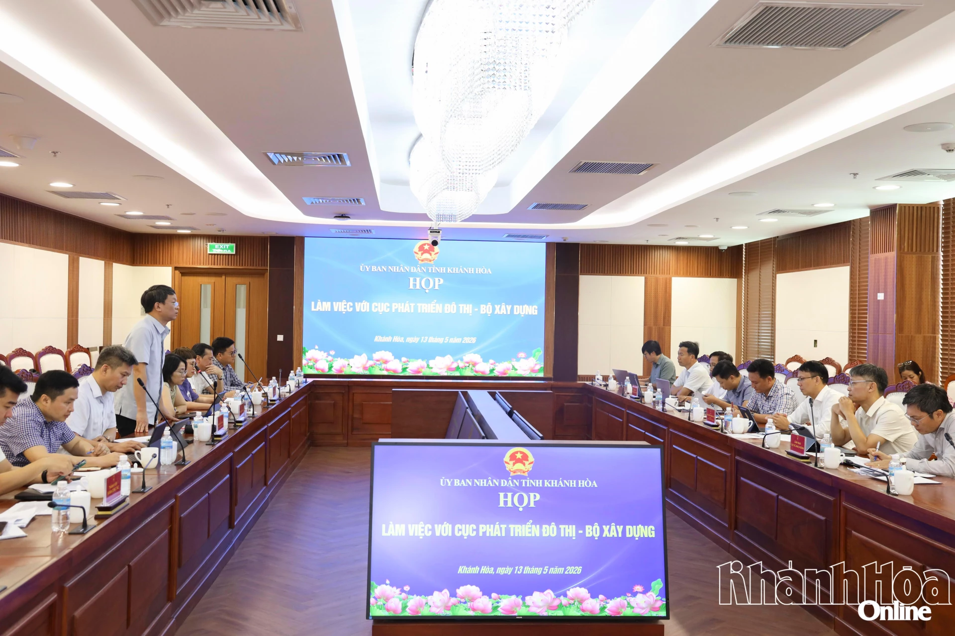 Quang cảnh cuộc họp.