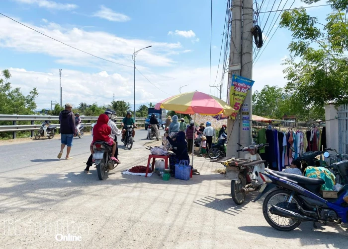 Mất an toàn giao thông do “chợ tự phát” lấn chiếm Tỉnh lộ 703