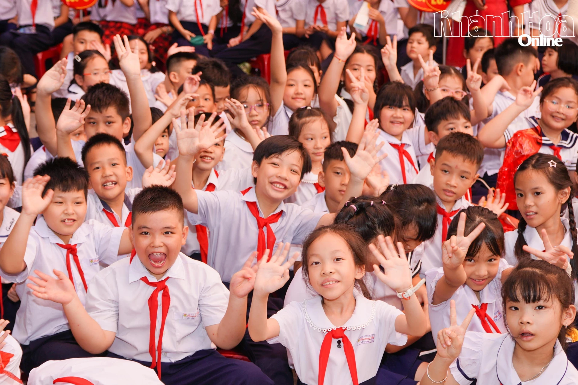 Nụ cười rạng rỡ của các em học sinh Trường Tiểu học Phương Sài tham dự lễ tổng kết năm học
